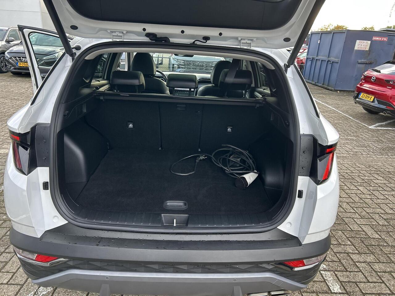 Hyundai TUCSON 1.6 T-GDI PHEV Premium Sky 4WD | Stoelverwarming/verkoeling | Stuurverwarming | Schuif-kantel dak | Lederen bekleding | 2e zit-rij bankverwarming | 360graden camera | 3-zone klimaatcontrole | Elektrische geheugen stoelen | KRELL- premium audiosysteem |