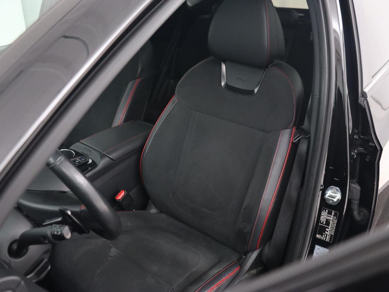 Hyundai TUCSON 1.6 T-GDI PHEV N Line Sky 4WD | Panoramadak | Leder/Alcantara | Stoelverwarming | Camera | Carplay | Stuurverwarming | Keyless | Full LED | Navigatie | 19'' lichtmetalen velgen | Plug In