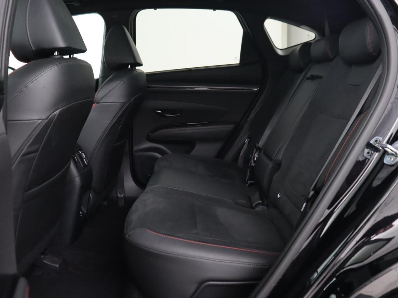 Hyundai TUCSON 1.6 T-GDI PHEV N Line Sky 4WD | Panoramadak | Leder/Alcantara | Stoelverwarming | Camera | Carplay | Stuurverwarming | Keyless | Full LED | Navigatie | 19'' lichtmetalen velgen | Plug In