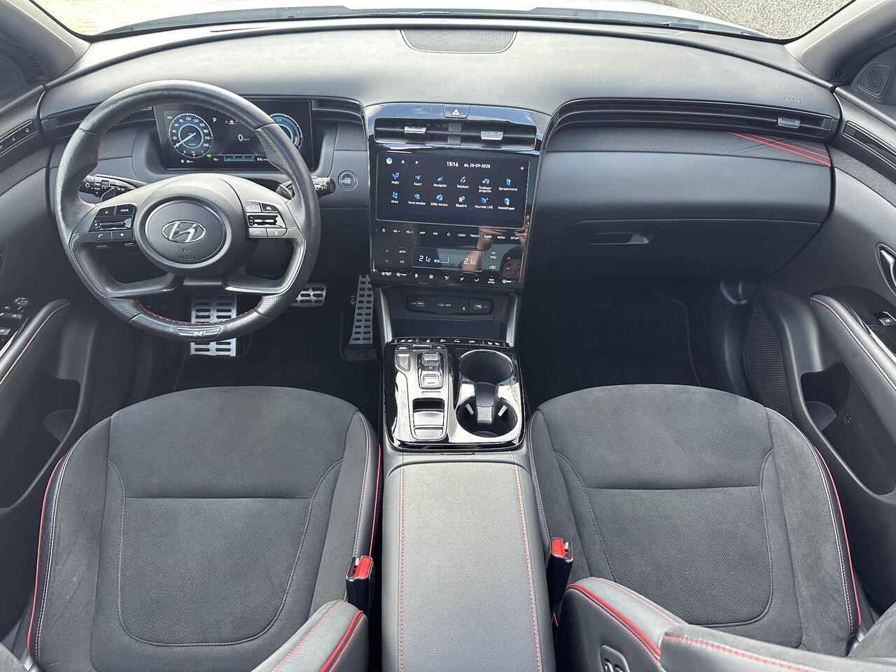 Hyundai TUCSON 1.6 T-GDI PHEV N Line Sky 4WD / Dealer onderhouden / Glazen schuif- en kanteldak / Stuur-, stoel- en achterbankverwarming / Trekgewicht 1350 kg / Stoelventilatie / Adaptief CC /