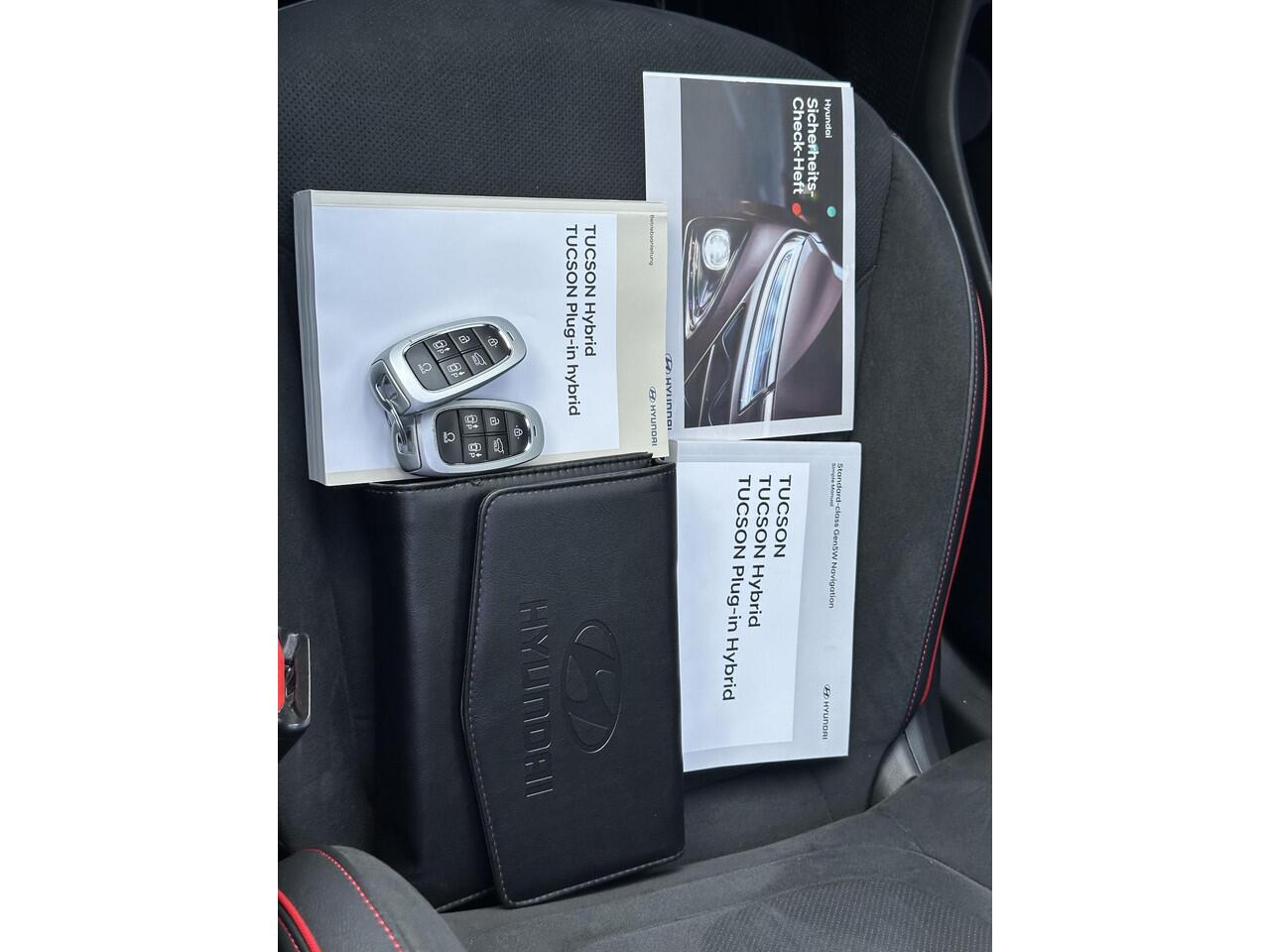 Hyundai TUCSON 1.6 T-GDI PHEV N Line Sky 4WD / Dealer onderhouden / Glazen schuif- en kanteldak / Stuur-, stoel- en achterbankverwarming / Trekgewicht 1350 kg / Stoelventilatie / Adaptief CC /