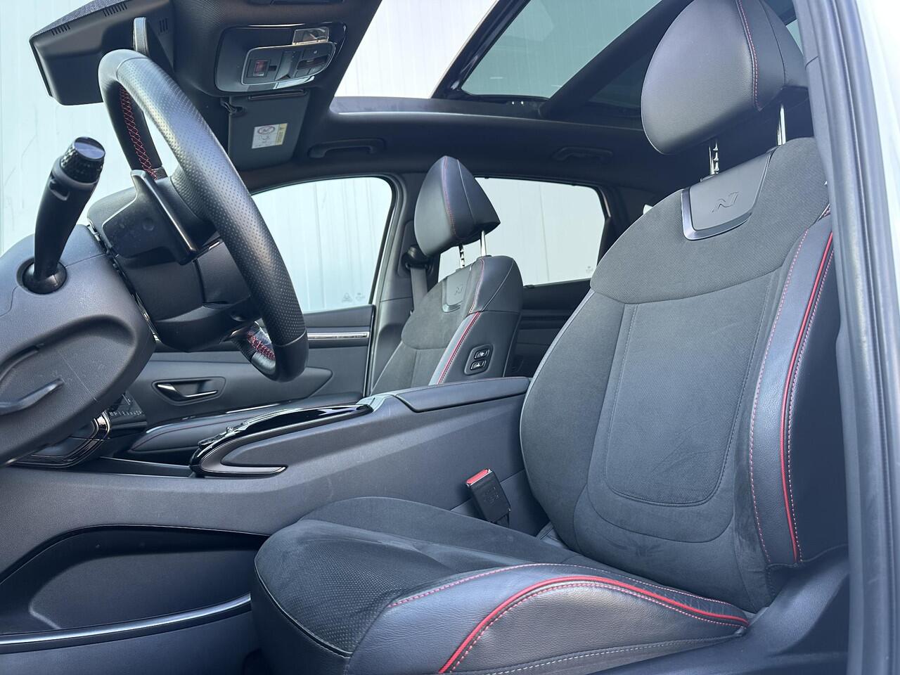 Hyundai TUCSON 1.6 T-GDI PHEV N Line Sky 4WD / Dealer onderhouden / Glazen schuif- en kanteldak / Stuur-, stoel- en achterbankverwarming / Trekgewicht 1350 kg / Stoelventilatie / Adaptief CC /