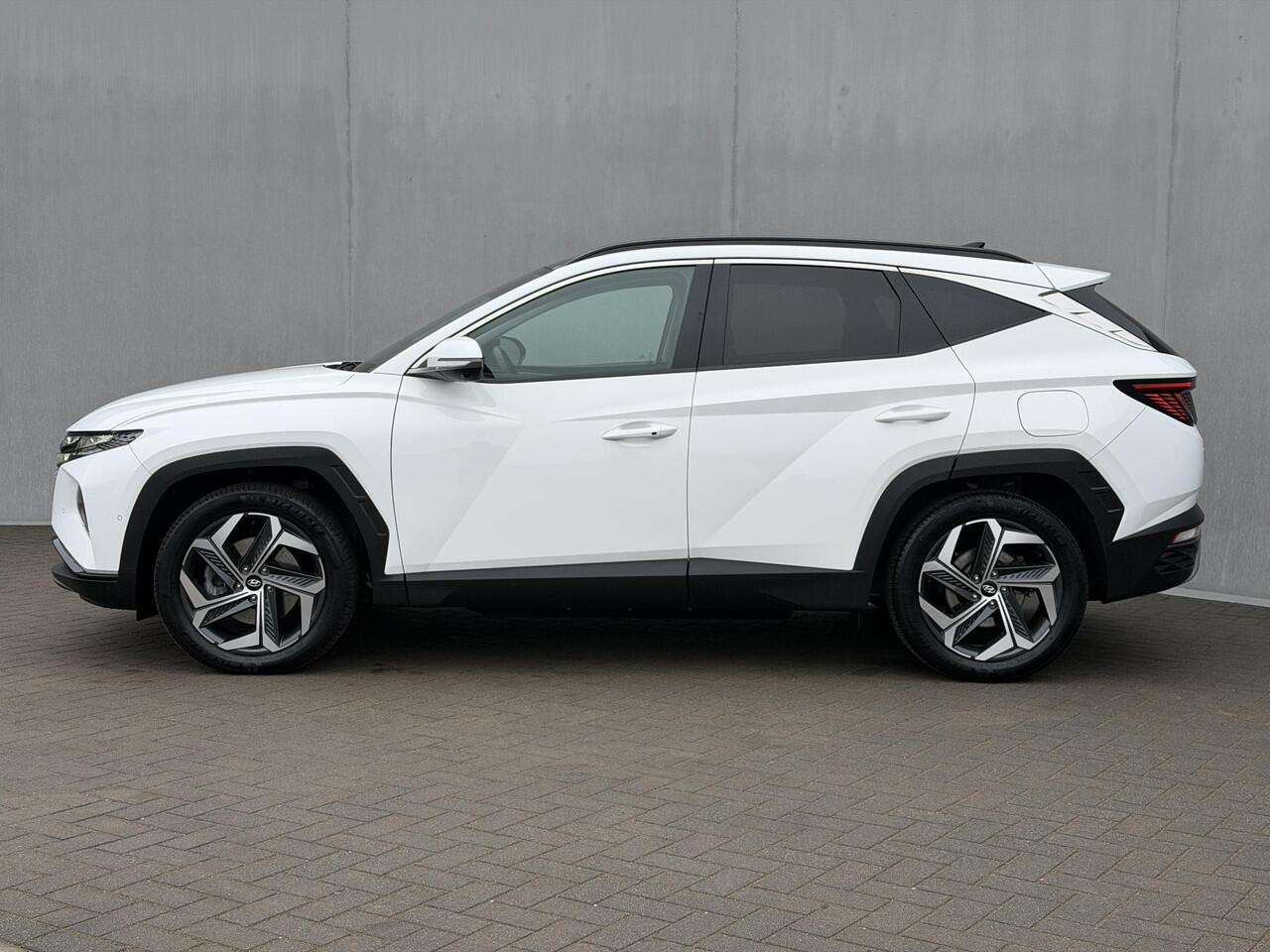 Hyundai TUCSON 1.6 T-GDI PHEV Premium Sky 4WD / Dealer Onderhouden / Panoramadak / Standkachel / 360 Camera / Adaptieve Cruise / Apple Carplay & Android Auto / Navigatie / Stoel Verwarming / Stuurwiel Verwarming / Stoel Verkoeling / Elektr. Stoelen / Dodehoek detectie /