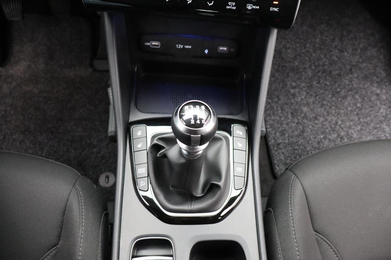 Hyundai TUCSON 1.6 T-GDI MHEV Comfort Smart | Stuur + Stoel verwarming | Hybride | Trekgewicht 1650 kg | Elektrische achterklep | BOVAG Garantie | Apple CarPlay & Android Auto | Volledige LED-verlichting en parkeersensoren
