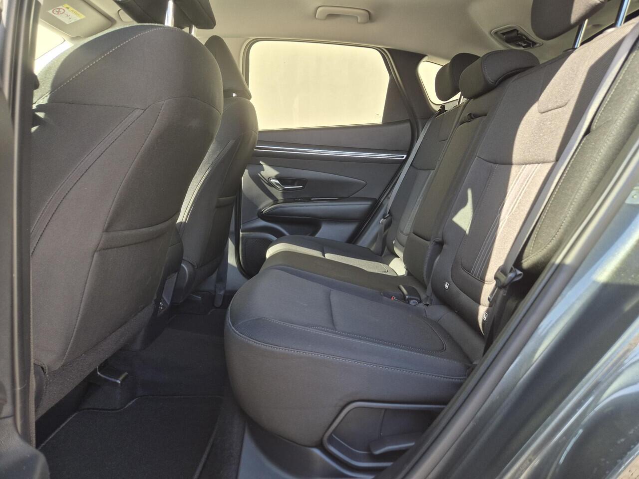 Hyundai TUCSON 1.6 T-GDI MHEV Comfort Smart Handgeschakeld / Fabrieksgarantie tot 01-2027 / Dealer onderhouden / Elektrische klep / Stuur- en stoelverwarming / Apple Carplay Android / Navigatie / Trekgewicht 1.650 kg / Achteruitrijcamera / Draadloze telefoon lader / Cru