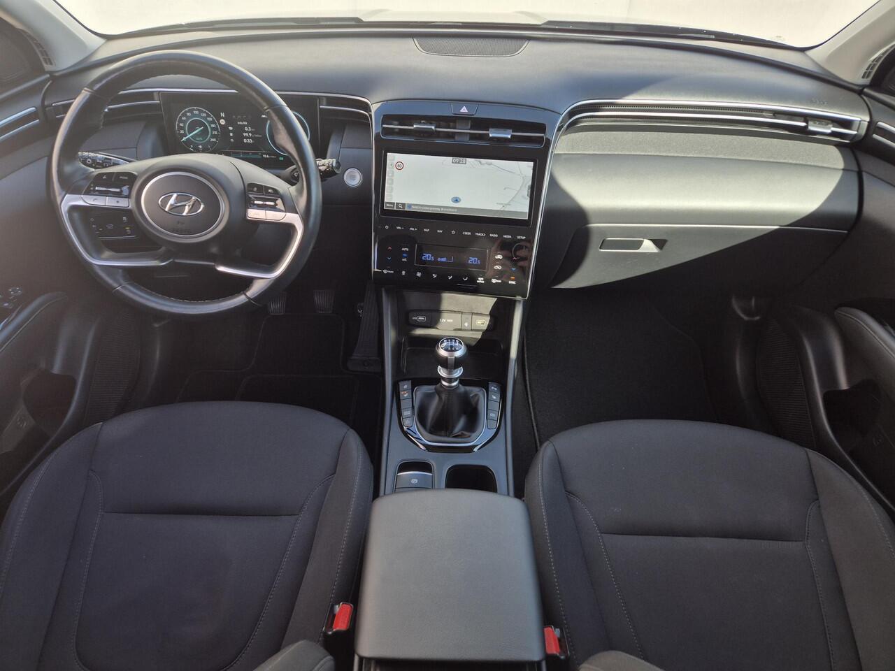 Hyundai TUCSON 1.6 T-GDI MHEV Comfort Smart Handgeschakeld / Fabrieksgarantie tot 01-2027 / Dealer onderhouden / Elektrische klep / Stuur- en stoelverwarming / Apple Carplay Android / Navigatie / Trekgewicht 1.650 kg / Achteruitrijcamera / Draadloze telefoon lader / Cru