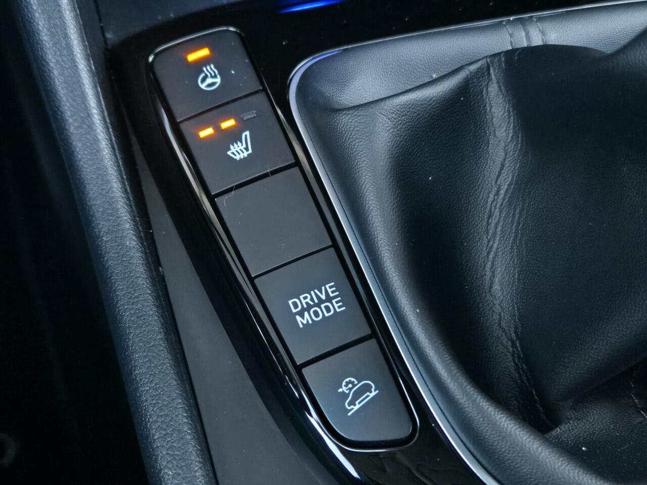 Hyundai TUCSON 1.6 T-GDI MHEV Comfort Smart Handgeschakeld / Fabrieksgarantie tot 01-2027 / Dealer onderhouden / Elektrische klep / Stuur- en stoelverwarming / Apple Carplay Android / Navigatie / Trekgewicht 1.650 kg / Achteruitrijcamera / Draadloze telefoon lader / Cru