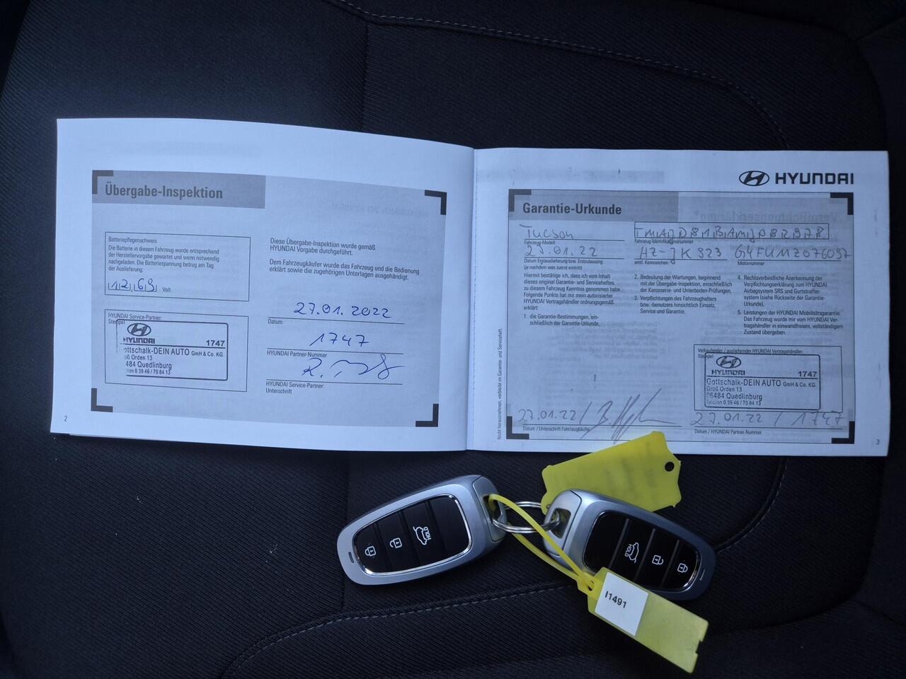Hyundai TUCSON 1.6 T-GDI MHEV Comfort Smart Handgeschakeld / Fabrieksgarantie tot 01-2027 / Dealer onderhouden / Elektrische klep / Stuur- en stoelverwarming / Apple Carplay Android / Navigatie / Trekgewicht 1.650 kg / Achteruitrijcamera / Draadloze telefoon lader / Cru