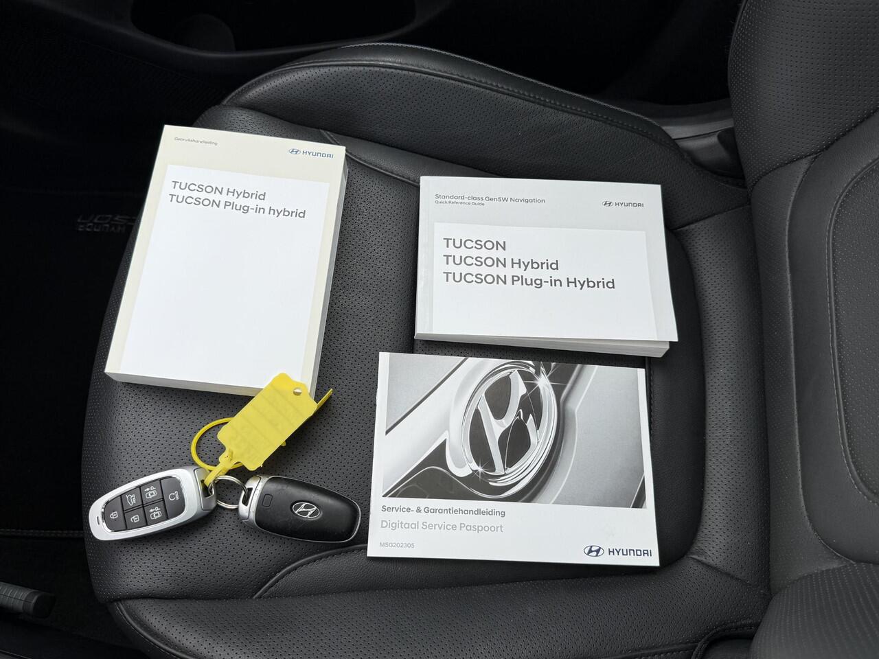 Hyundai TUCSON 1.6 T-GDI PHEV Premium Sky 4WD / Lederen Bekleding / NL auto / Open dak / Stoel verwarming en Ventilatie / 19" Lm velgen / Fabrieksgarantie t/m 10-2028 /