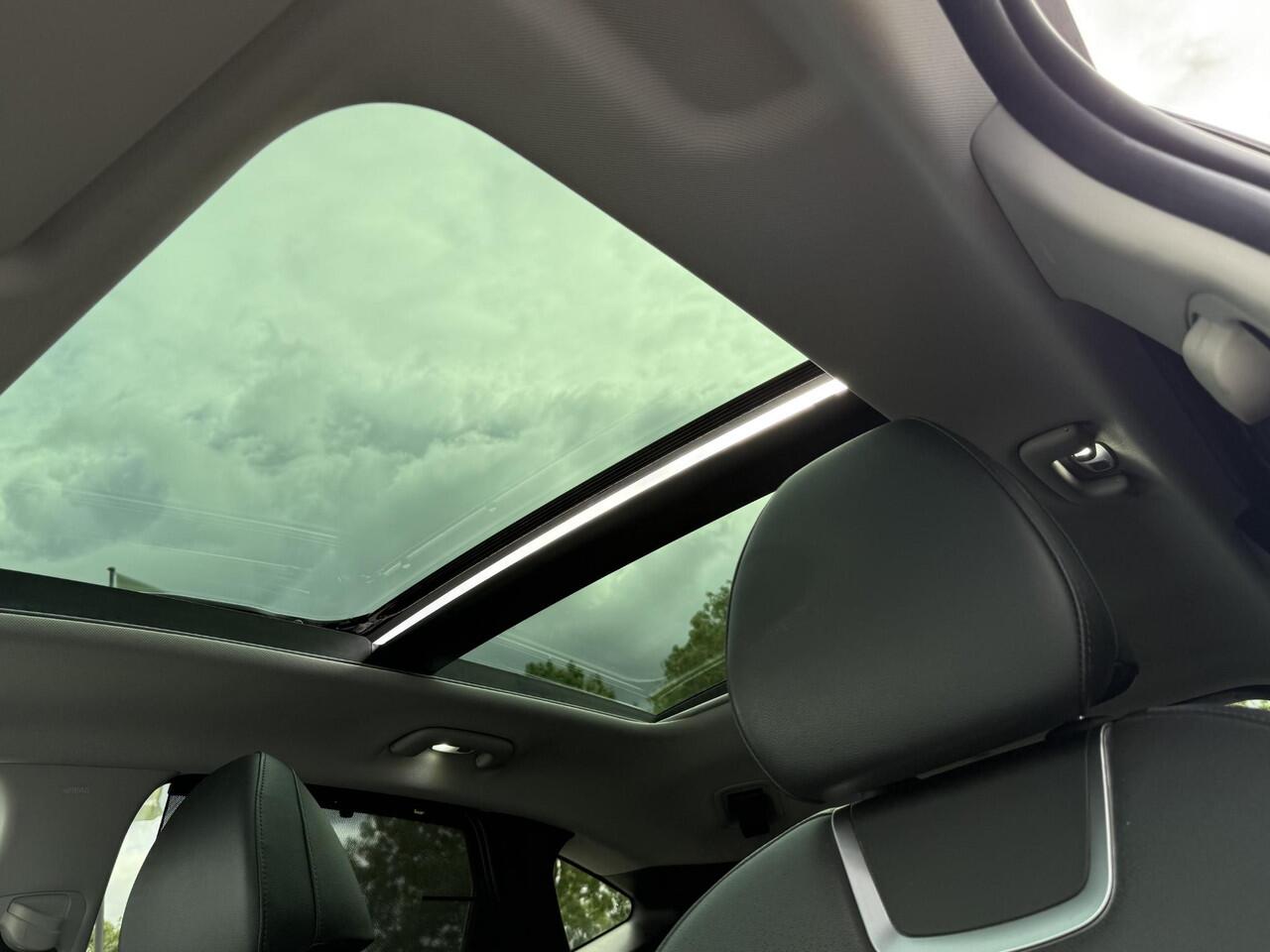 Hyundai TUCSON 1.6 T-GDI PHEV Premium Sky 4WD / Lederen Bekleding / NL auto / Open dak / Stoel verwarming en Ventilatie / 19" Lm velgen / Fabrieksgarantie t/m 10-2028 /