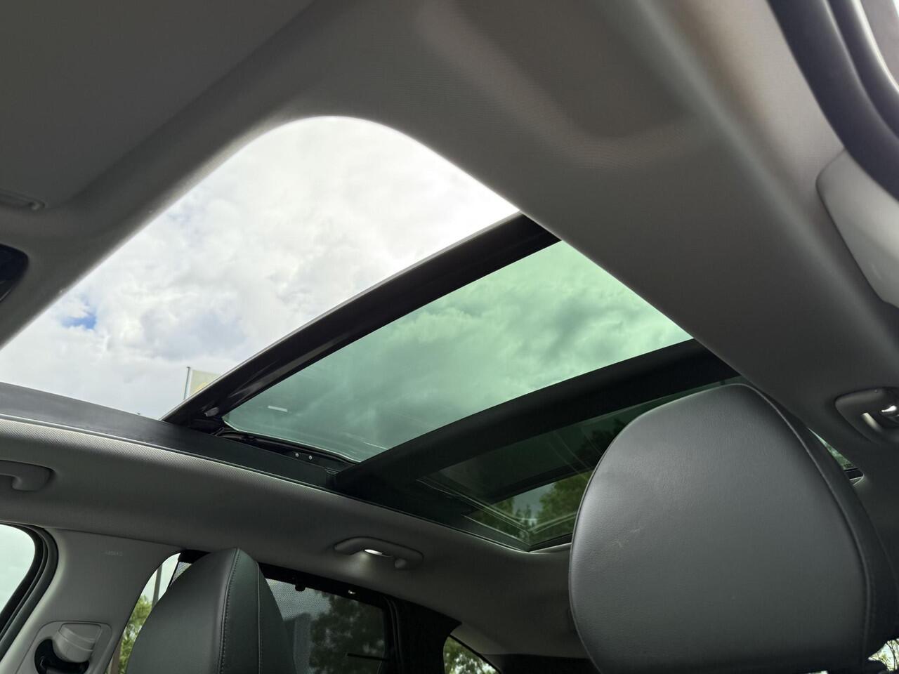 Hyundai TUCSON 1.6 T-GDI PHEV Premium Sky 4WD / Lederen Bekleding / NL auto / Open dak / Stoel verwarming en Ventilatie / 19" Lm velgen / Fabrieksgarantie t/m 10-2028 /