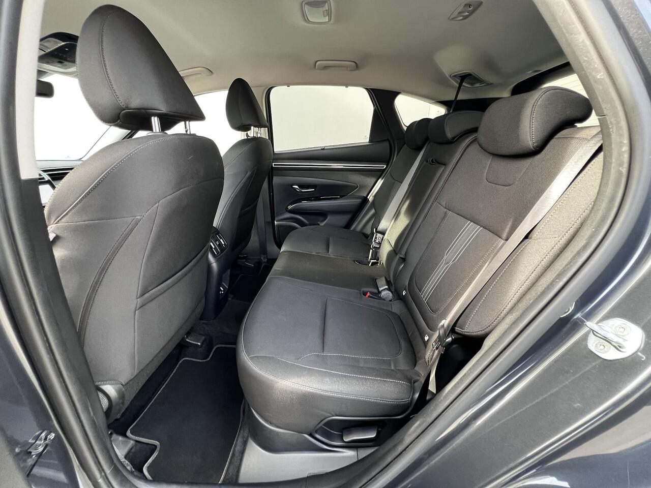 Hyundai TUCSON 1.6 T-GDI HEV Comfort Smart Automaat / Fabrieksgarantie tot 02-2028 ** / Dealer onderhouden / Navigatie / Achteruitrijcamera / Stuur- en stoelverwarming / Apple Carplay Android / 19" LM + All Season banden /