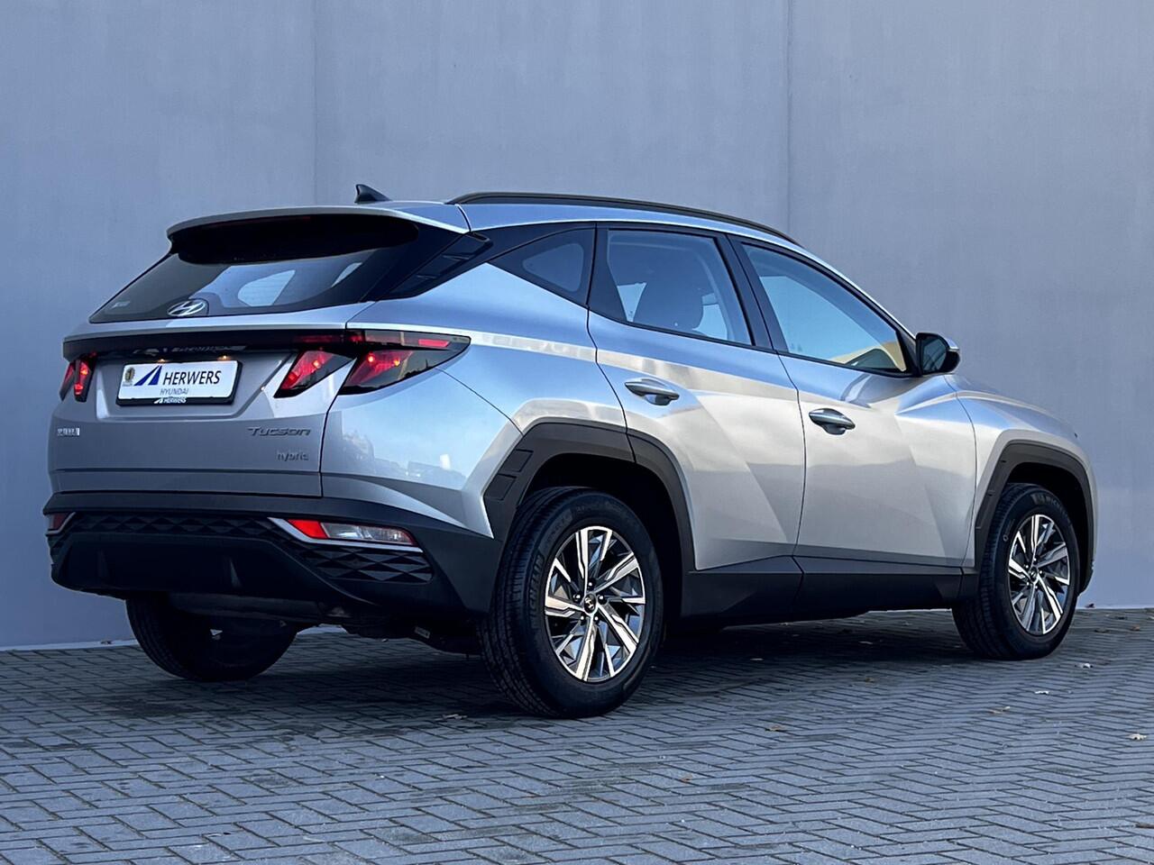 Hyundai TUCSON 1.6 T-GDI HEV 230pk Comfort / Fabrieksgarantie tot 02-2028 / Dealer onderhouden / 1.650kg trekgewicht / Navigatie / Achteruitrijcamera / Apple Carplay Android / 17" LM wielen /