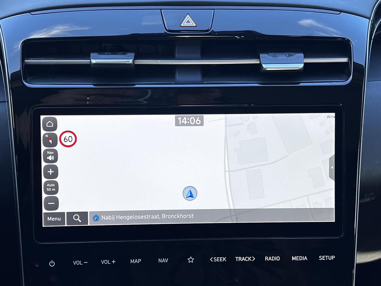 Hyundai TUCSON 1.6 T-GDI HEV 230pk Comfort / Fabrieksgarantie tot 02-2028 / Dealer onderhouden / 1.650kg trekgewicht / Navigatie / Achteruitrijcamera / Apple Carplay Android / 17" LM wielen /