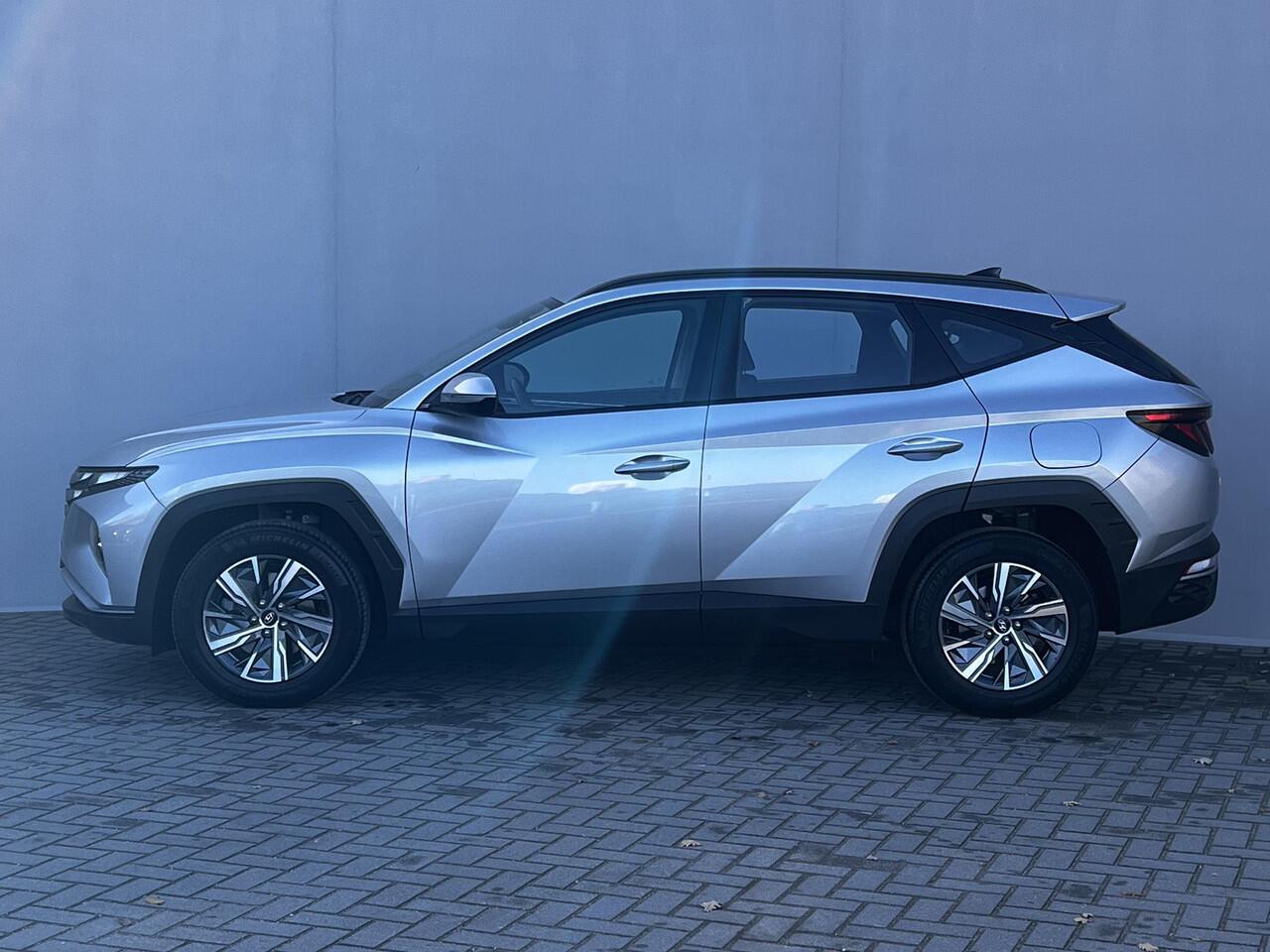 Hyundai TUCSON 1.6 T-GDI HEV 230pk Comfort / Fabrieksgarantie tot 02-2028 / Dealer onderhouden / 1.650kg trekgewicht / Navigatie / Achteruitrijcamera / Apple Carplay Android / 17" LM wielen /