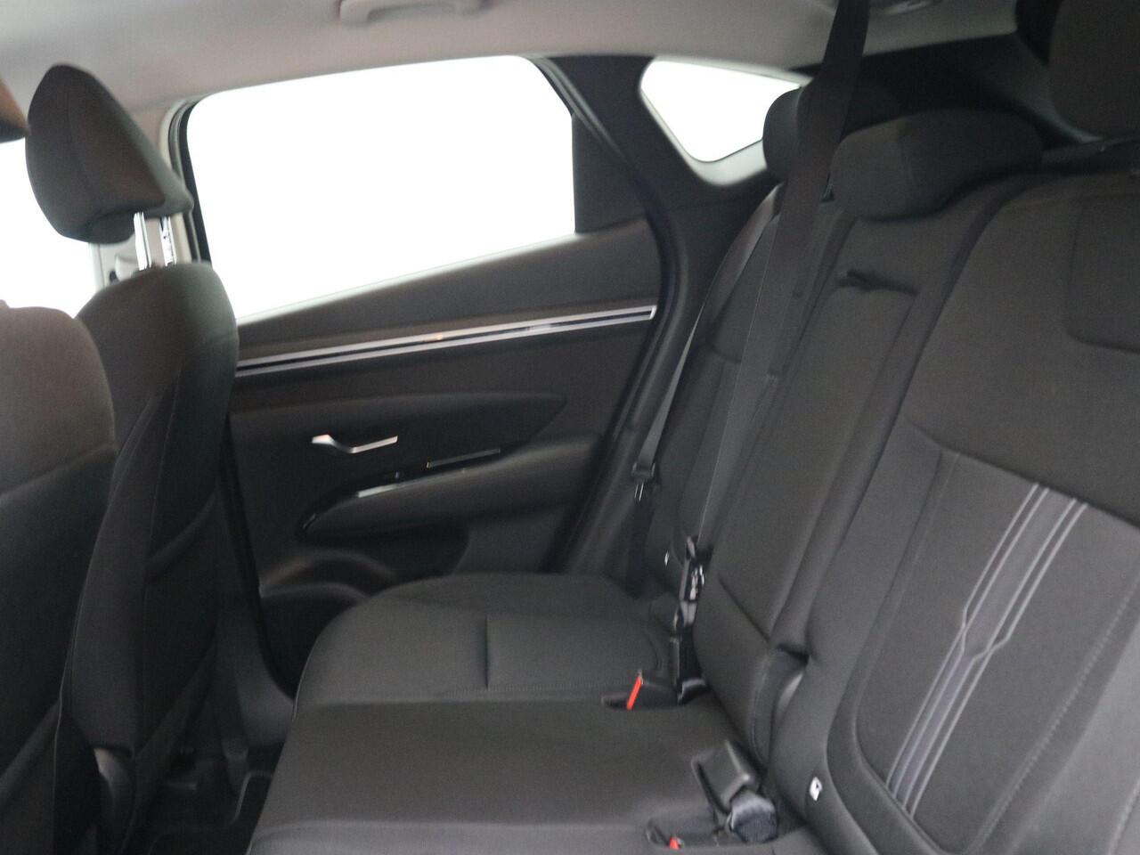 Hyundai TUCSON 1.6 T-GDI HEV Comfort AUTOMAAT / Navigatie / NL Auto / Apple CarPlay & Android Auto / 1650KG Trekgewicht / Achteruitrijcamera / 1ste Eigenaar / Climate control / Adaptieve Cruise control / Stoelverwarming / Dealeronderhouden /