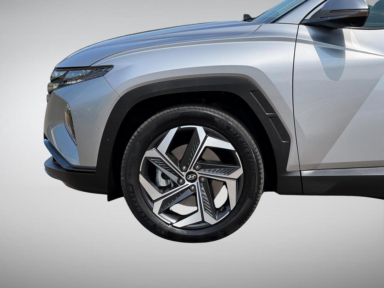 Hyundai TUCSON 1.6 T-GDI PHEV Premium 4WD SoH 99% NL-Auto, 1350kg Trekgewicht! | Vol-Leder | Digitaal Instrumentenpaneel | Adapt. Cruise Control | Apple Carplay/Android Auto | Stoelverwarming | Dodehoek Detectie | 360° Camera | Rijklaarprijs!