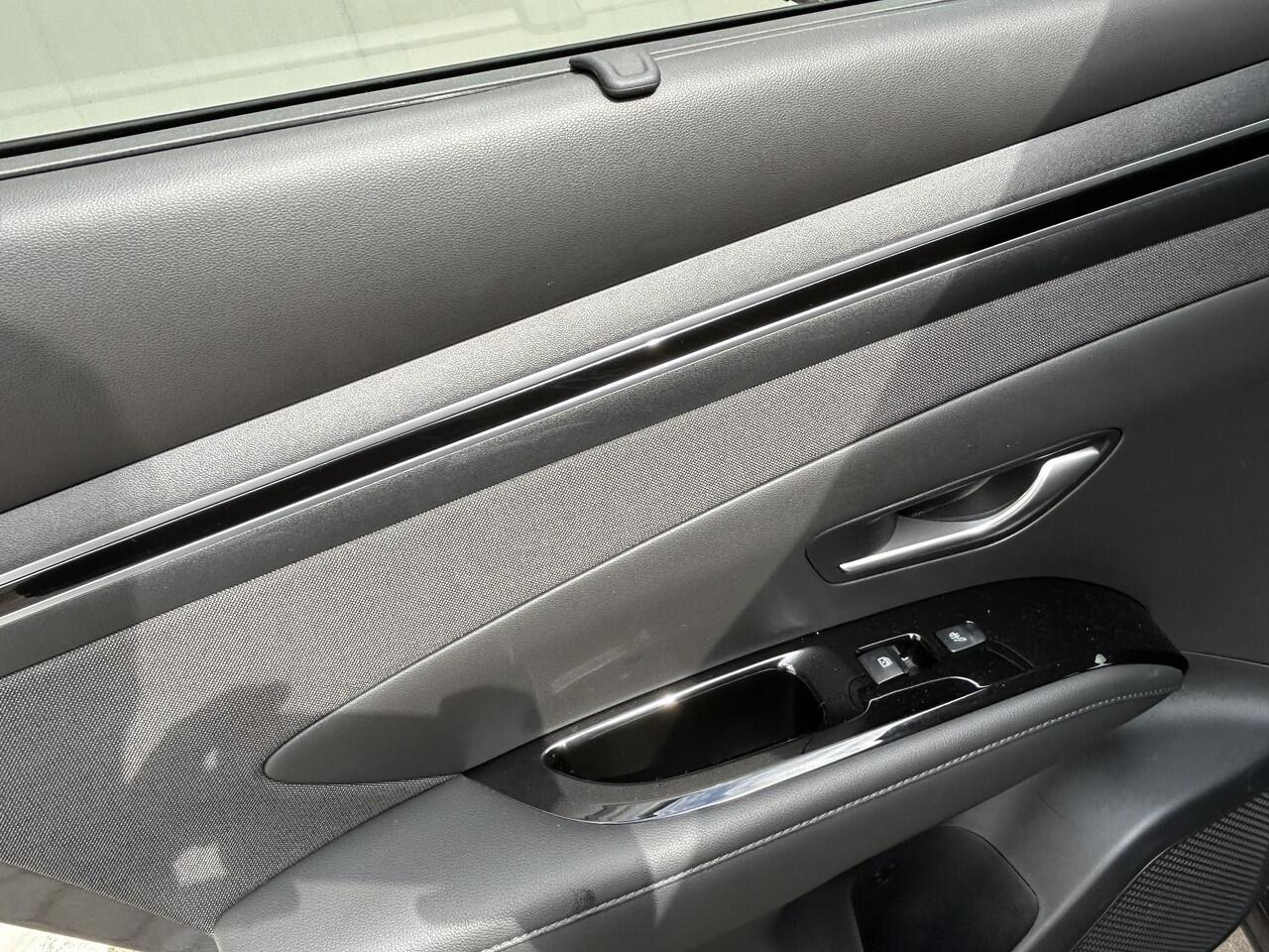 Hyundai TUCSON 1.6 T-GDI PHEV Premium 4WD / Trekhaak ( 1.350 KG ) / Lederen bekleding / Elektrische kofferbak / Elektrisch verstelbare stoelen / Stoelverwarming / Stoelverkoeling