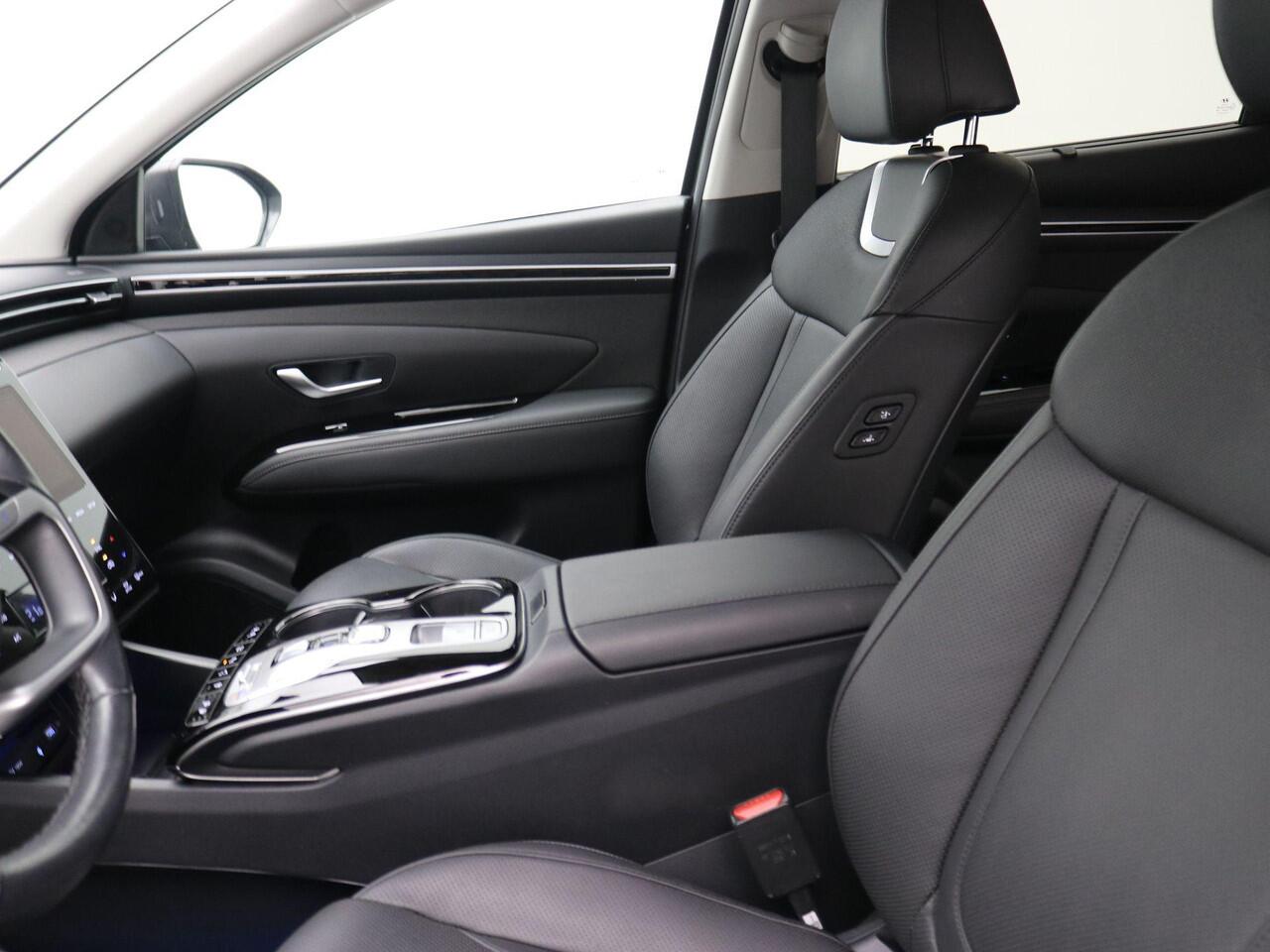 Hyundai TUCSON 1.6 T-GDI PHEV Premium 4WD AUTOMAAT /Trekhaak / 1ste Eigenaar / NL auto / Dealer onderhouden / Navigatie / Lederen bekleding / Stoelverwarming Voor & Achter / Adaptieve Cruise Control /