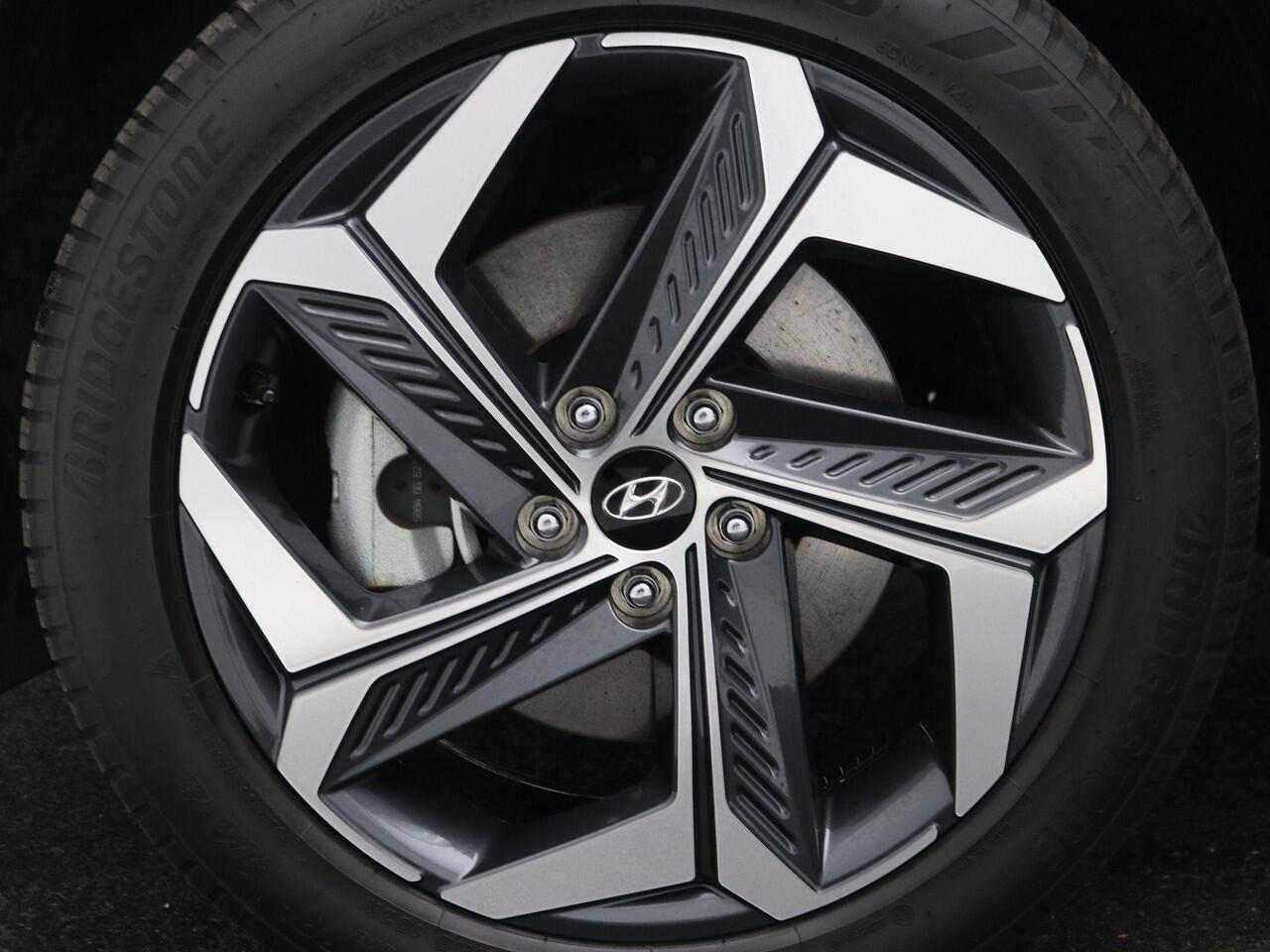 Hyundai TUCSON 1.6 T-GDI PHEV Premium 4WD AUTOMAAT /Trekhaak / 1ste Eigenaar / NL auto / Dealer onderhouden / Navigatie / Lederen bekleding / Stoelverwarming Voor & Achter / Adaptieve Cruise Control /