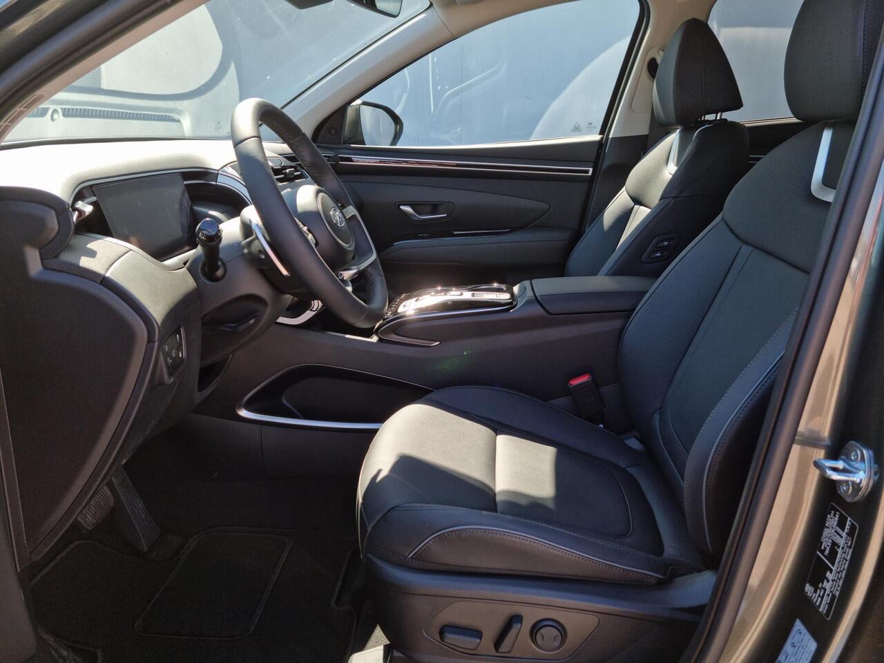 Hyundai TUCSON 1.6 T-GDI PHEV Premium 4WD / Vaste Trekhaak 13-polig (Trekgewicht 1.350kg) / Stuur- en Stoelverwarming / Stoelverkoeling / Adaptieve Cruise Control / 360° Camera / Climate Control / Navigatie full map / Apple Carplay & Android Auto / Elektrisch Verstelbar