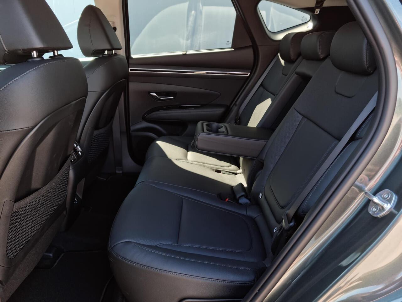 Hyundai TUCSON 1.6 T-GDI PHEV Premium 4WD / Vaste Trekhaak 13-polig (Trekgewicht 1.350kg) / Stuur- en Stoelverwarming / Stoelverkoeling / Adaptieve Cruise Control / 360° Camera / Climate Control / Navigatie full map / Apple Carplay & Android Auto / Elektrisch Verstelbar