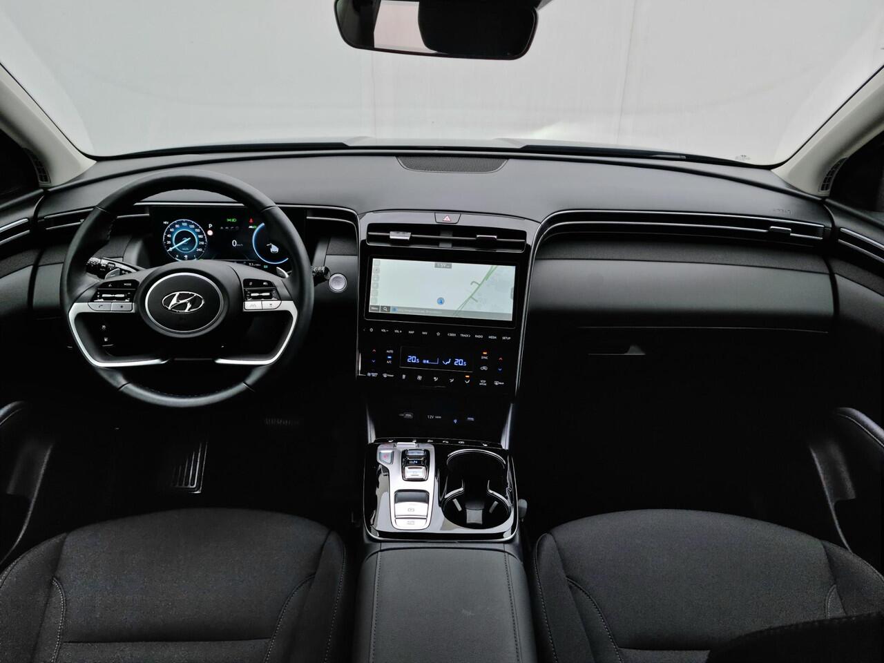 Hyundai TUCSON 1.6 T-GDI PHEV Comfort Smart 4WD / Vaste Trekhaak 13-polig (Trekgewicht 1.350kg) / Achteruitrijcamera / Stuur- en Stoelverwarming / Climate Control / Adaptieve Cruise Control / Apple Carplay & Android Auto / Keyless Entry & Start / Navigatie full map / E