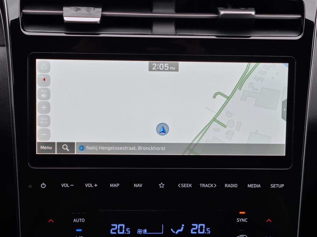 Hyundai TUCSON 1.6 T-GDI PHEV Comfort Smart 4WD / Vaste Trekhaak 13-polig (Trekgewicht 1.350kg) / Achteruitrijcamera / Stuur- en Stoelverwarming / Climate Control / Adaptieve Cruise Control / Apple Carplay & Android Auto / Keyless Entry & Start / Navigatie full map / E