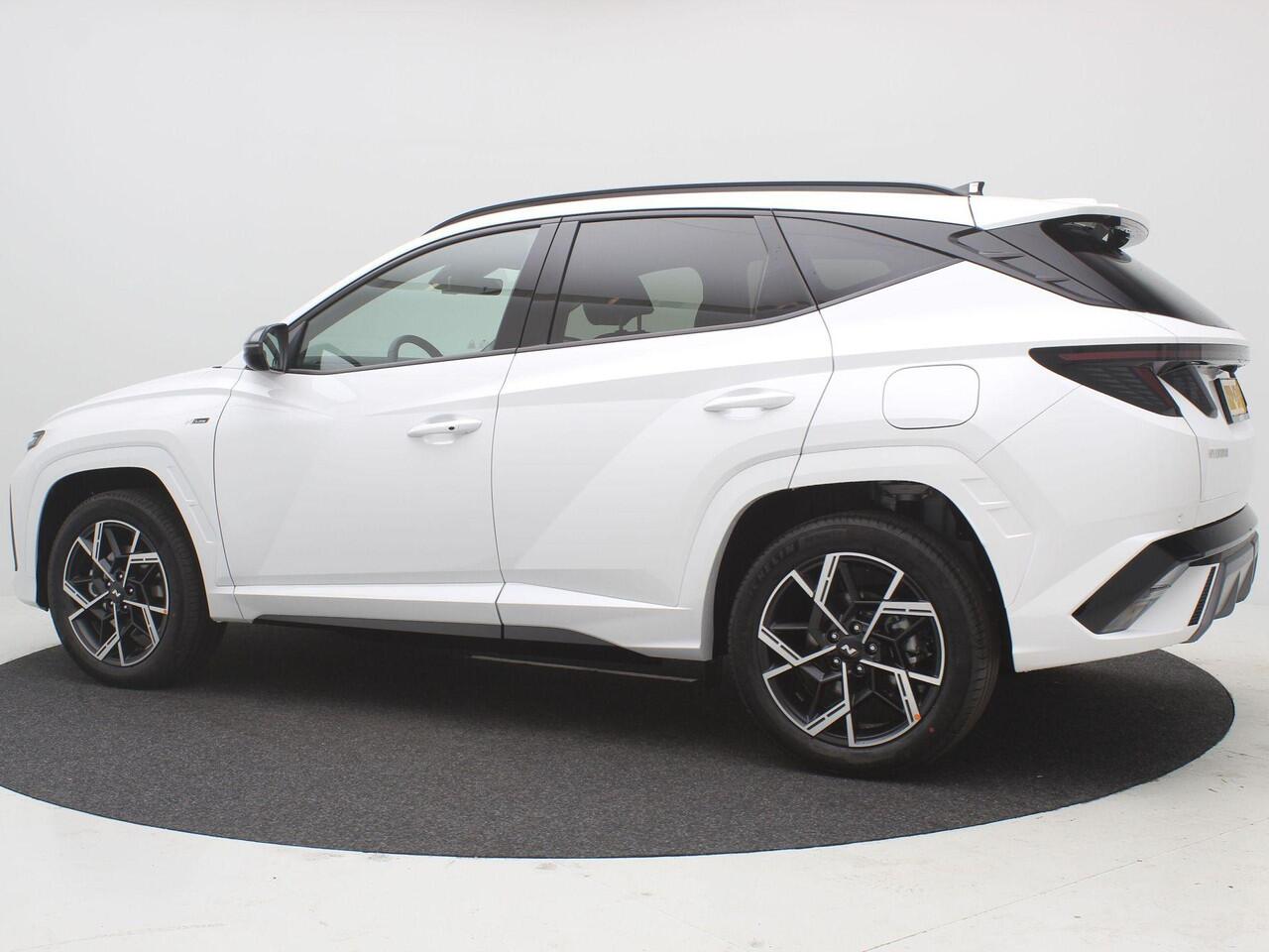 Hyundai TUCSON 1.6 T-GDI PHEV N Line Edition / Navigatie / Leer-Alcantara bekleding met rode stiksel / 19" LMV / Stoelverwarming voor / LED verlichting /