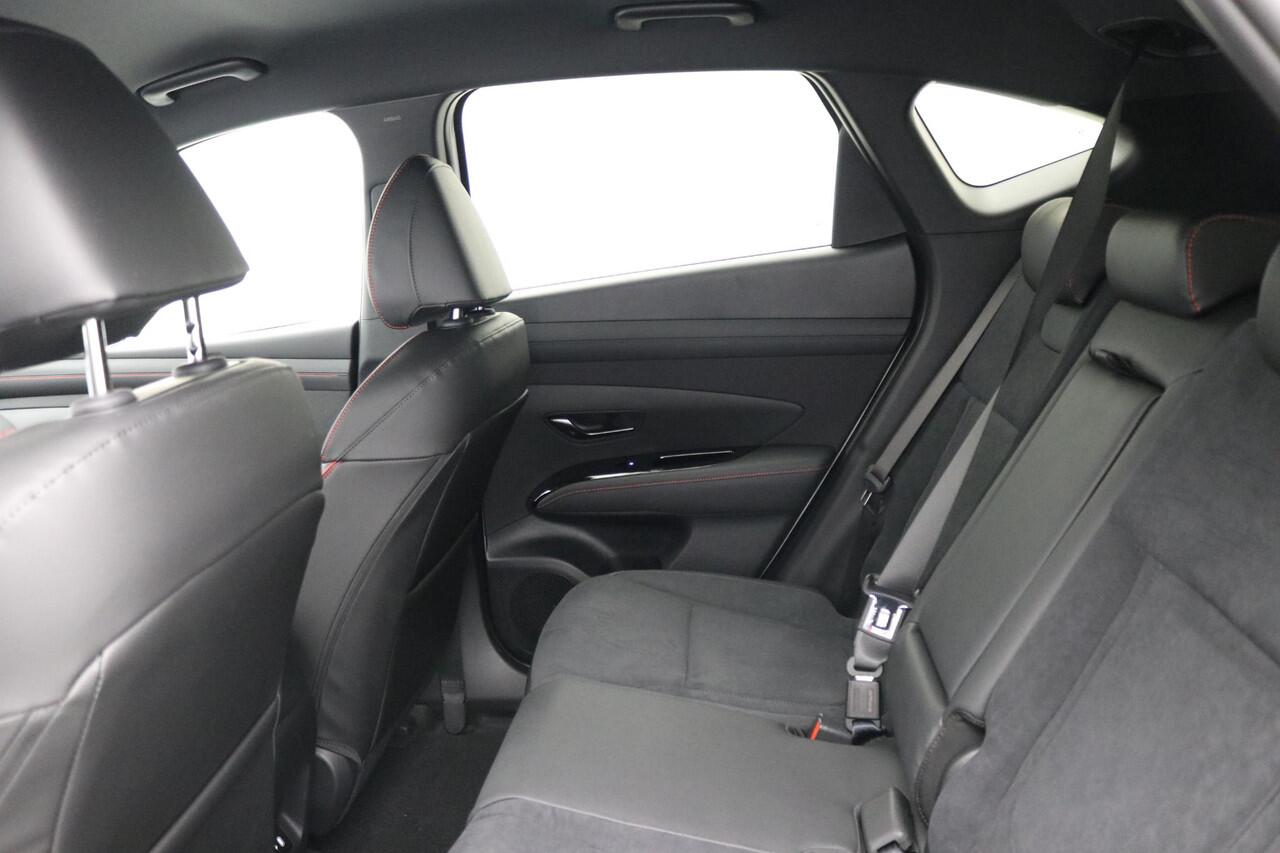 Hyundai TUCSON 1.6 T-GDI PHEV N Line Edition / Navigatie / Leer-Alcantara bekleding met rode stiksel / 19" LMV / Stoelverwarming voor / LED verlichting /