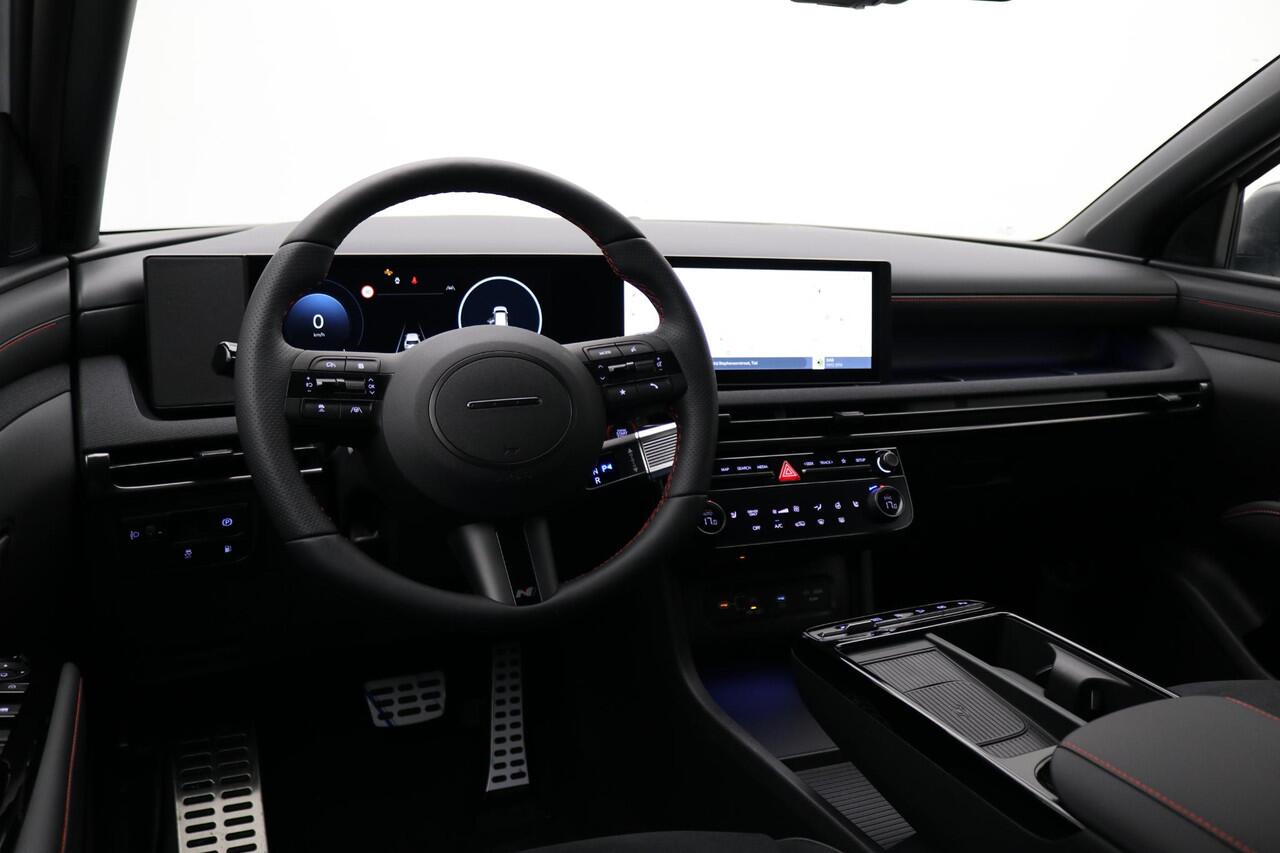 Hyundai TUCSON 1.6 T-GDI PHEV N Line Edition / Navigatie / Leer-Alcantara bekleding met rode stiksel / 19" LMV / Stoelverwarming voor / LED verlichting /