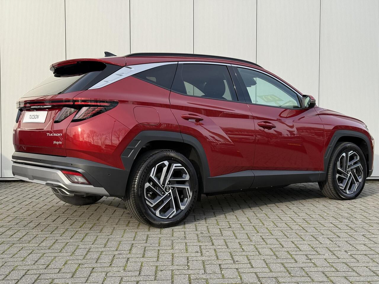 Hyundai TUCSON 1.6 T-GDI PHEV Premium / 4000 Voordeel / Zwart Leder / Navigatie / 360 Camera / Memory Seat / Stoelverkoeling / Stoelverwarming Voor + Achter / Stuurverwarming / KRELL Audio /