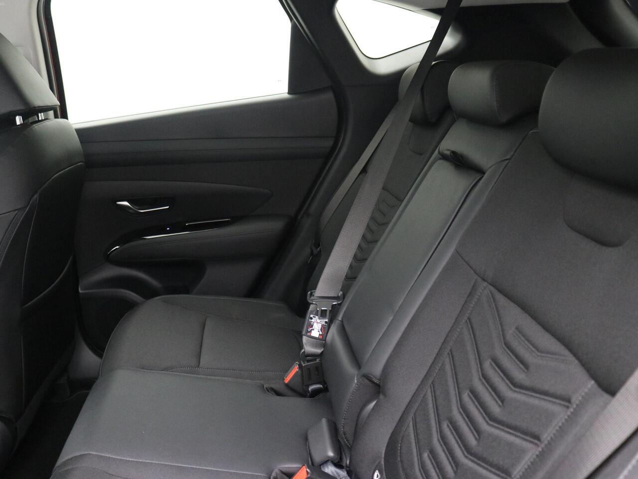 Hyundai TUCSON 1.6 T-GDI PHEV Comfort Smart / Adaptieve Cruise Control / Navigatie / 19" LMV / Stoelverwarming voor / Stuurwielverwarming / Automatische Achterklep / Parkeersensoren voor & Achter /