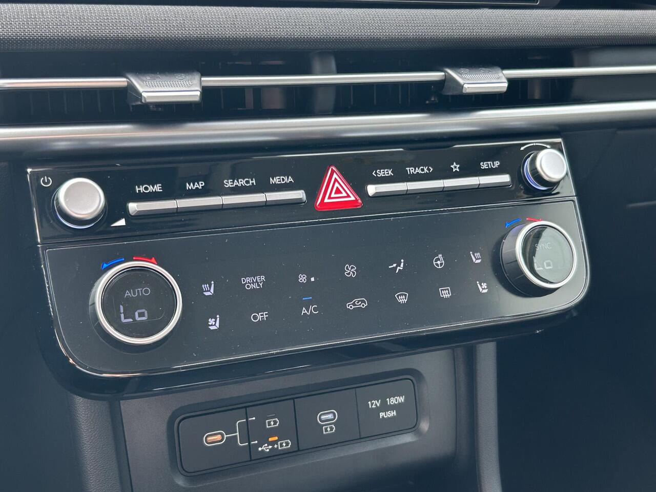 Hyundai TUCSON 1.6 T-GDI HEV Premium / Leder / 360 Camera / Stoel- & Stuurverwarming / Stoelverkoeling / Navigatie / Adaptive Cruise Control / Climate Control / Snel Leverbaar! /