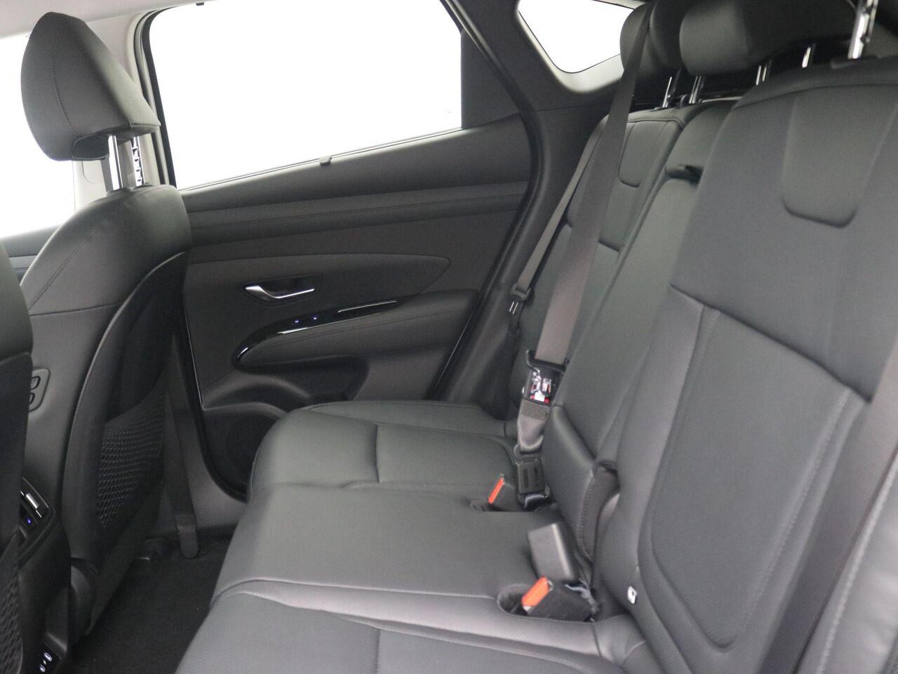 Hyundai TUCSON 1.6 T-GDI PHEV Premium / ¤2.500,- voordeel op de nieuwprijs / Rijklaarprijs / Direct Leverbaar / Full Option / Zwarte Lederen interieur / Two-Tone dak & Lak combinatie /