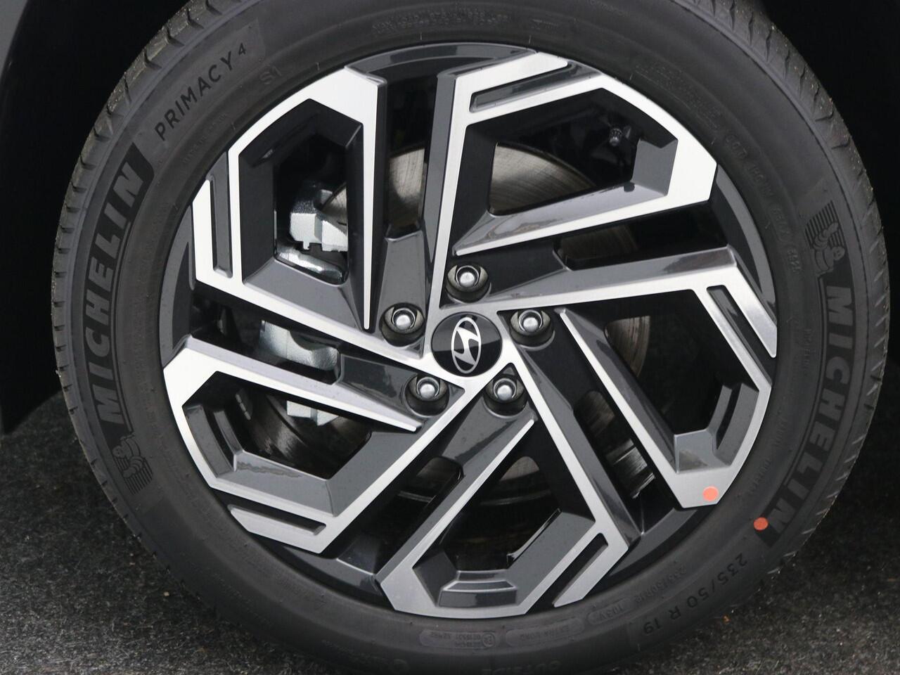 Hyundai TUCSON 1.6 T-GDI PHEV Premium / ¤2.500,- voordeel op de nieuwprijs / Rijklaarprijs / Direct Leverbaar / Full Option / Zwarte Lederen interieur / Two-Tone dak & Lak combinatie /