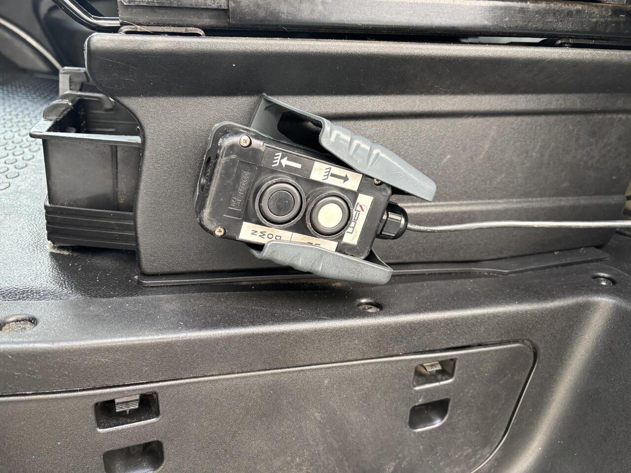 Iveco DAILY 35C14 2.3*ECC*CRUISE*HAAK*KIPPER LIFT*3PERS*3500KG