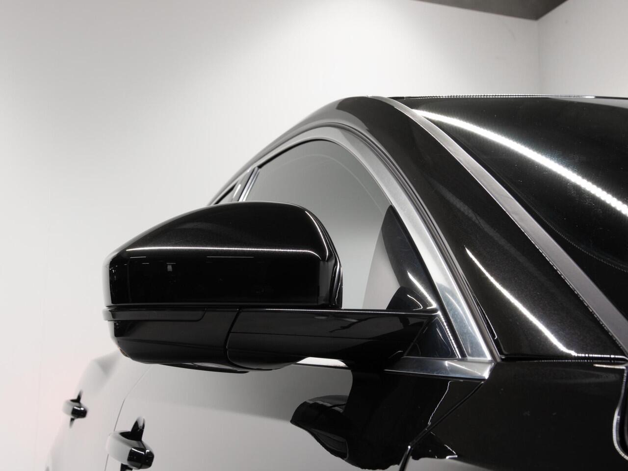 Jaguar E-Pace 1.5 P300e R-Dynamic SE Jaguar E-PACE 1.5 P300 R-Dynamic SE