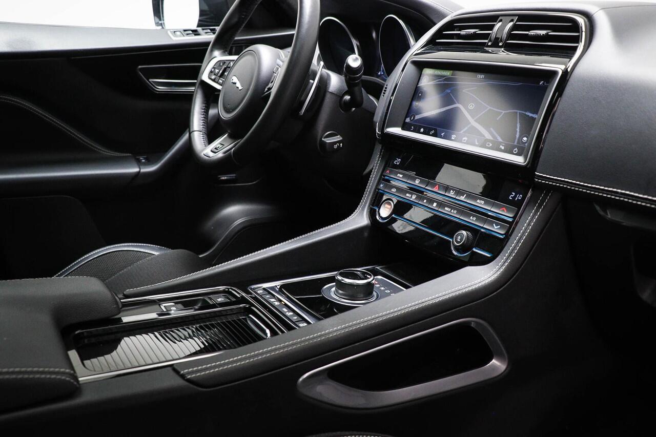Jaguar F-PACE 2.0t AWD Portfolio | PANORAMADAK | STUURVERWARMING | APPLE | CAMERA