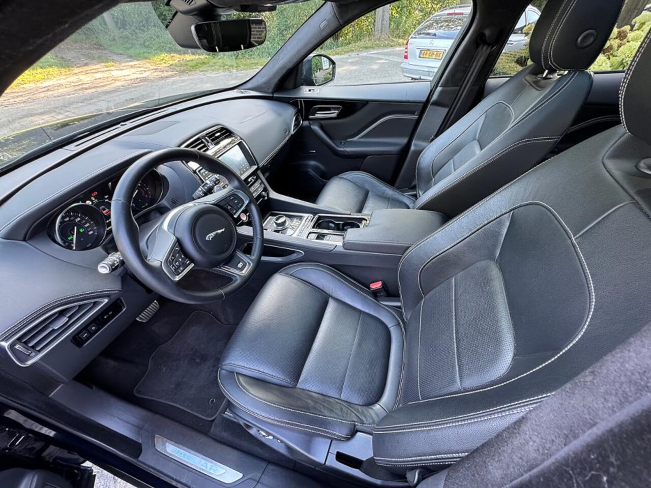 Jaguar F-PACE 2.0t AWD Premium R-Sport Edition panodak,zwartleer,dglas,navi,led,lmv