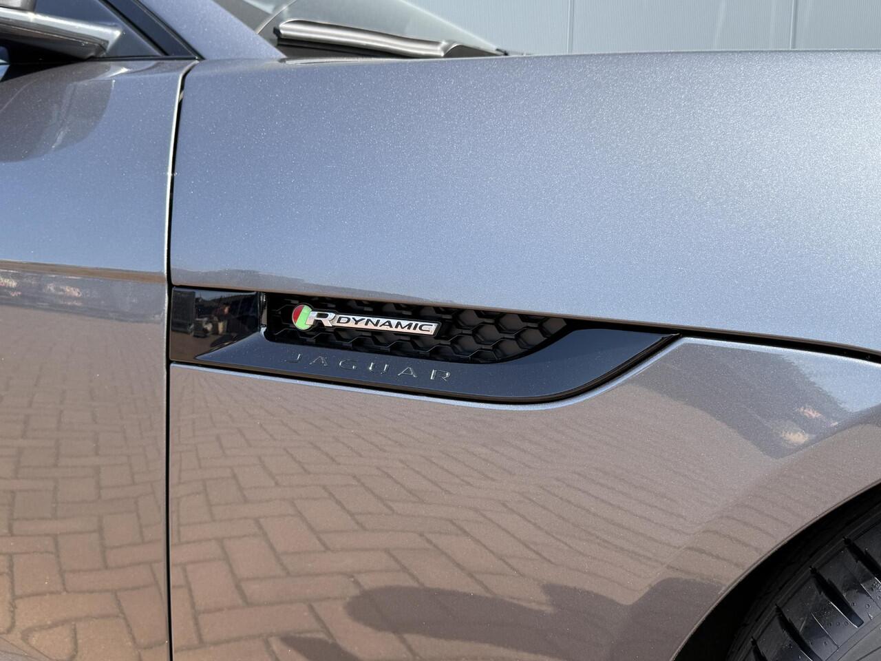 Jaguar F-TYPE P300 RWD R-Dynamic Black Edition