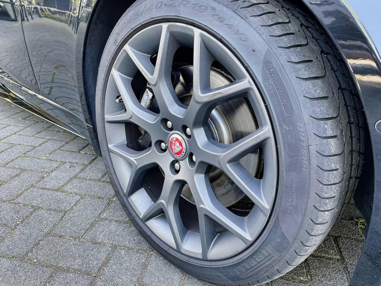 Jaguar F-TYPE P300 RWD R-Dynamic | Sportuitlaat | Alcantara interieur