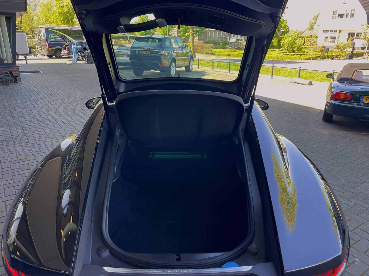 Jaguar F-TYPE P300 RWD R-Dynamic | Sportuitlaat | Alcantara interieur