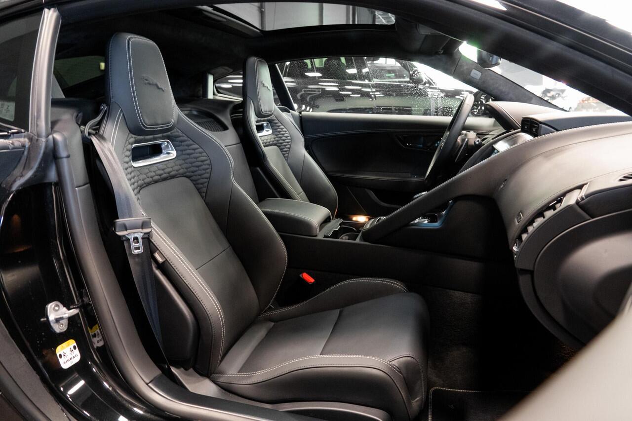 Jaguar F-TYPE P575 AWD R 75 *Panorama / Stoelventilatie / Sport-uitlaat / Meridian / Memory*