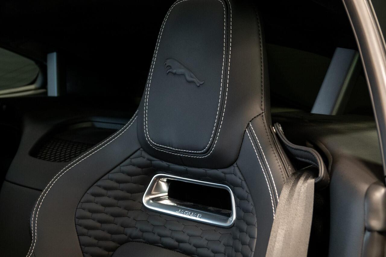 Jaguar F-TYPE P575 AWD R 75 *Panorama / Stoelventilatie / Sport-uitlaat / Meridian / Memory*