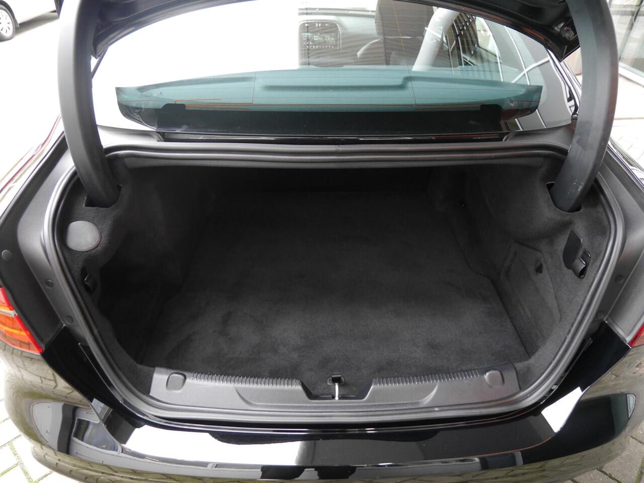 Jaguar XE 2.0 P250 SE | 1800 KG trekgewicht | Apple carplay/Android auto | Camera | Stoelverwarming | Climate control | Cruise control | Keyless entry en start | Lederen bekleding | Elektrisch verstelbare voorstoelen