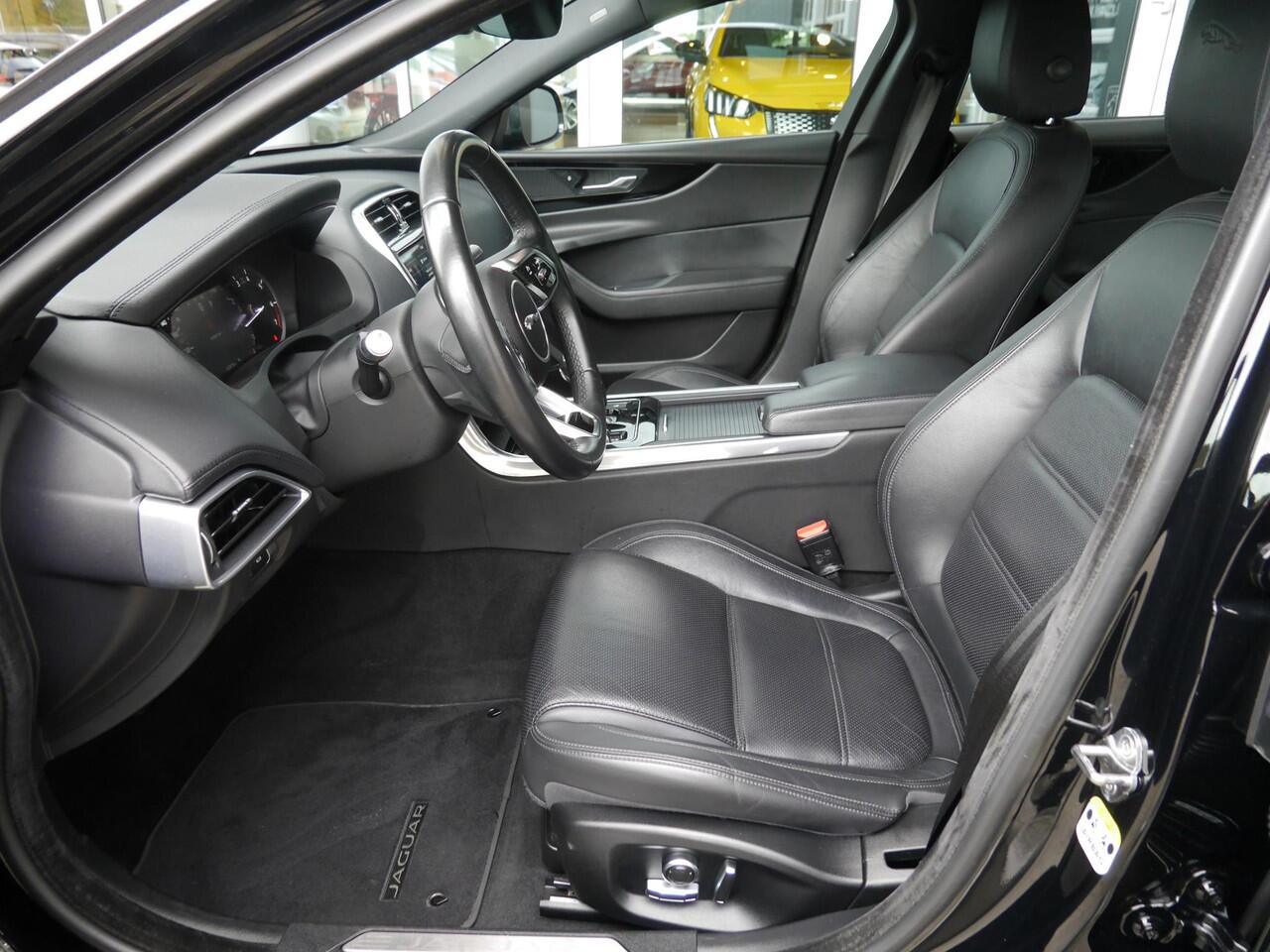 Jaguar XE 2.0 P250 SE | 1800 KG trekgewicht | Apple carplay/Android auto | Camera | Stoelverwarming | Climate control | Cruise control | Keyless entry en start | Lederen bekleding | Elektrisch verstelbare voorstoelen