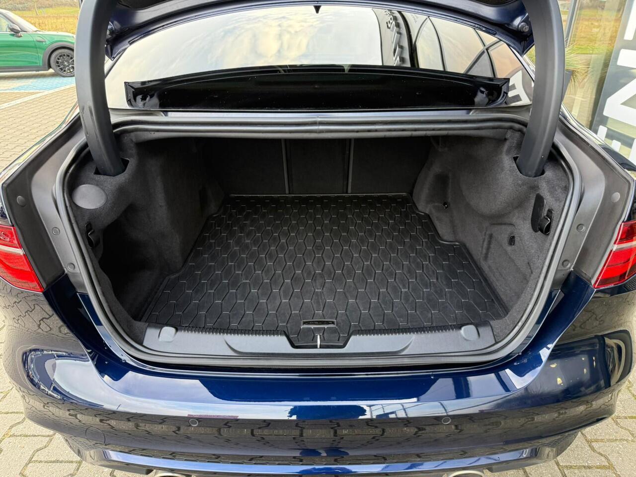 Jaguar XE 2.0 R-Dynamic SE *Schuif-/Kanteldak & ACC*