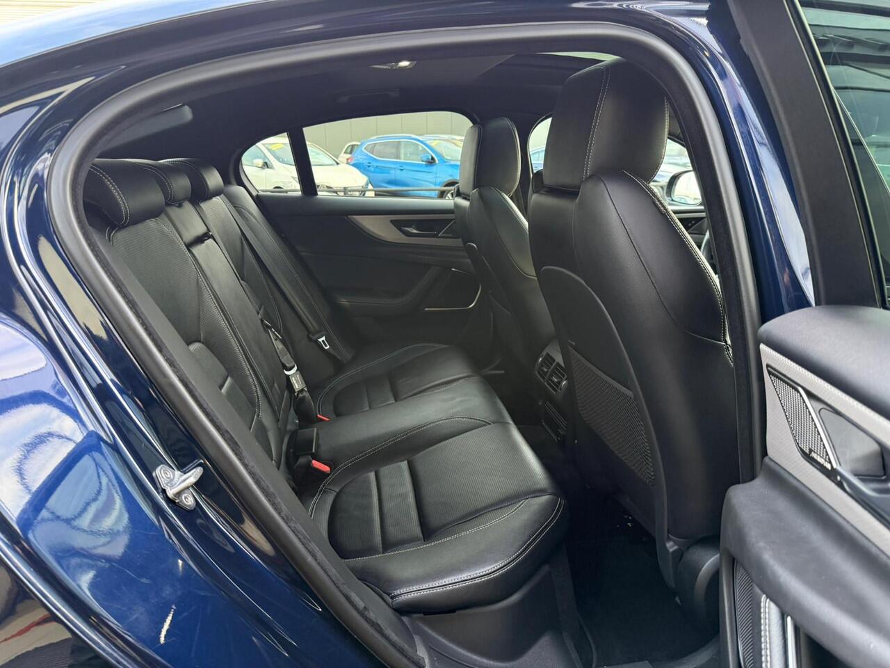 Jaguar XE 2.0 R-Dynamic SE *Schuif-/Kanteldak & ACC*