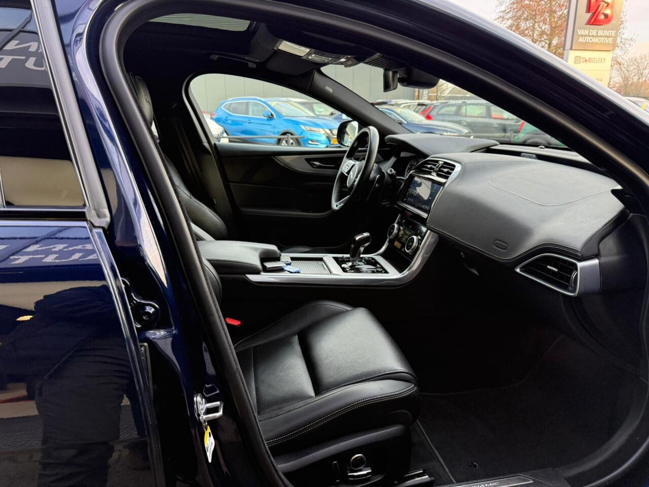 Jaguar XE 2.0 R-Dynamic SE *Schuif-/Kanteldak & ACC*